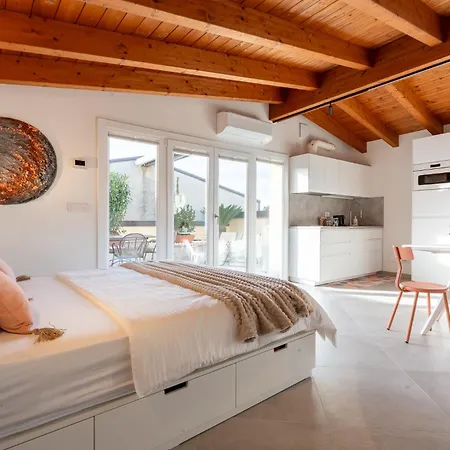 Apartment Loft Park & Rail Private Parking Included Como